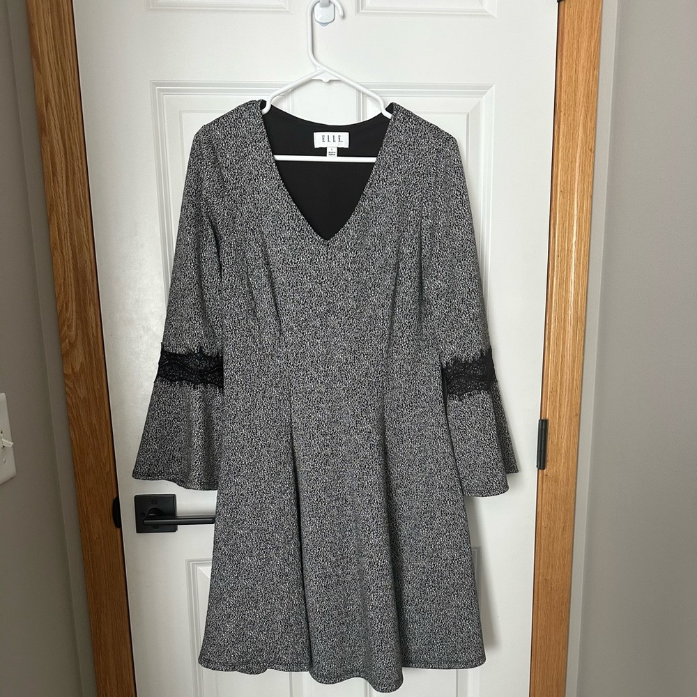 Elle bell-sleeve dress. Size L. EUC.